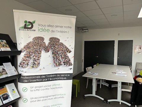prousonia's tweet photo. #OnEstPourVous au cœur du quartier @PolitiqueQPV de la @turfaudiere @avranches avec @ideesinterim. Marion @Poleemploi_Ndie  au plus proche des habitants pour promouvoir notre offre de service. https://t.co/5lFt1a7nUG