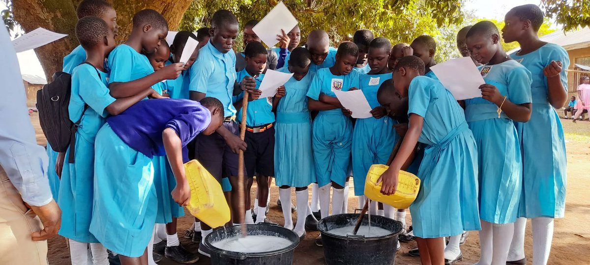 SurgeForWater's tweet image. 📣 We've produced 5,670 liters of soap in Uganda since the start of the year! 

Teaching schools and community groups how to produce their own soap means that they can clean their latrines, dormitories, practice proper handwashing, and more!

#soapmaking #soaptraining