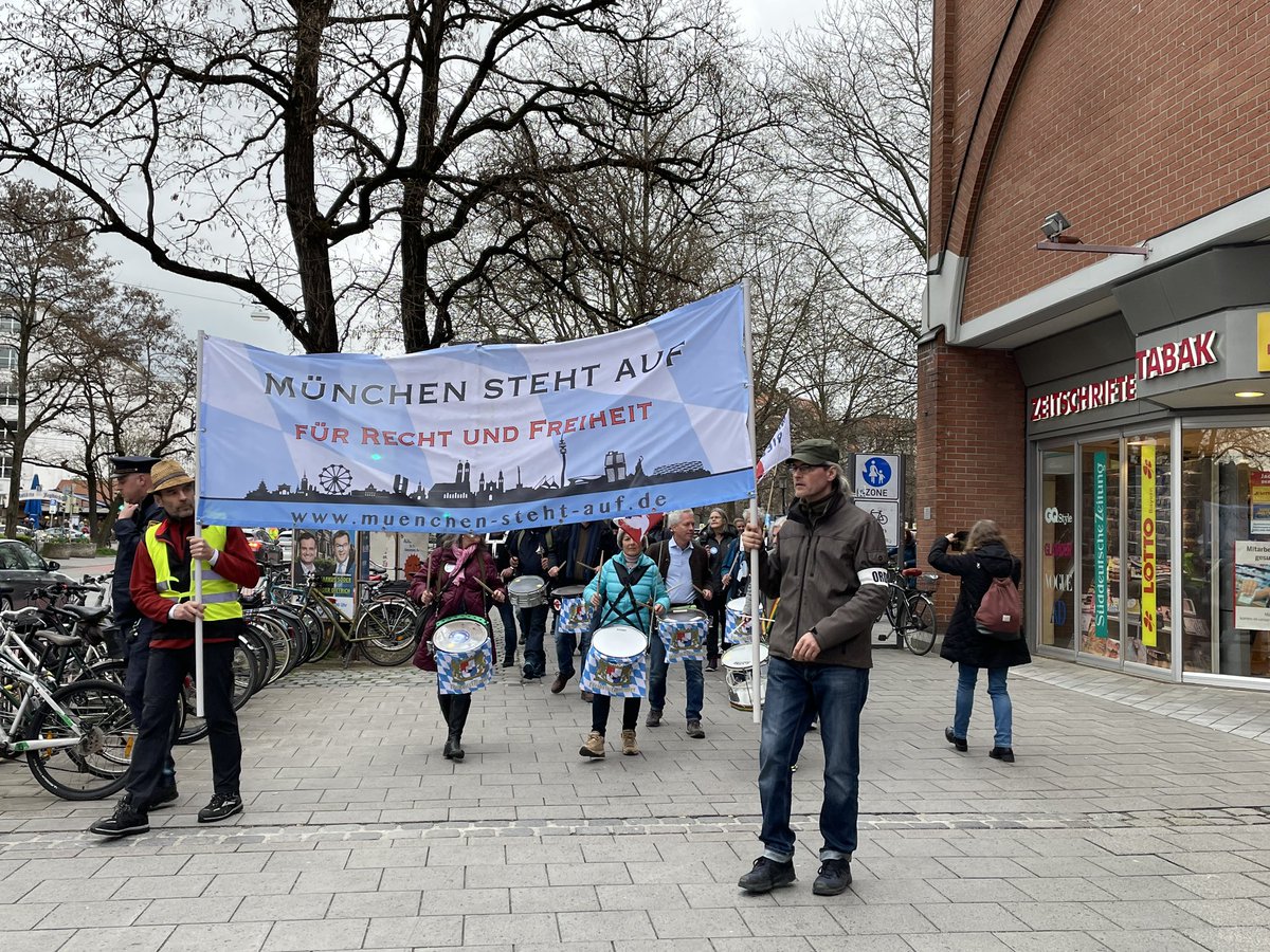 _LinaDahm_'s tweet photo. Bei der heutigen Versammlung der Initiative „München steht auf“ wurde angekündigt, dass die „weibliche Perspektive auf seelenlose Politiker“ im Fokus stehen soll. Prompt gibt es Esoterik und essentialistische Weiblichkeit und Mütterlichkeit. https://t.co/1EKOxPa8di
