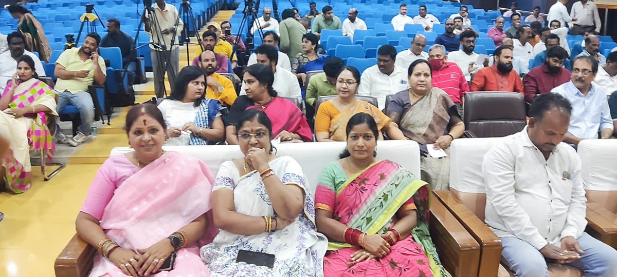 The Honorable Governor of Telangana Smt. @DrTamilisaiGuv ji and @PMuralidharRao Garu & @Sunil_Deodhar ji are attended as  guests at the #BharatDarshan program organized by Telugu Sangam Bharat Darshan program which will start from 15th of this mnt with the vision of EkBharat SB.