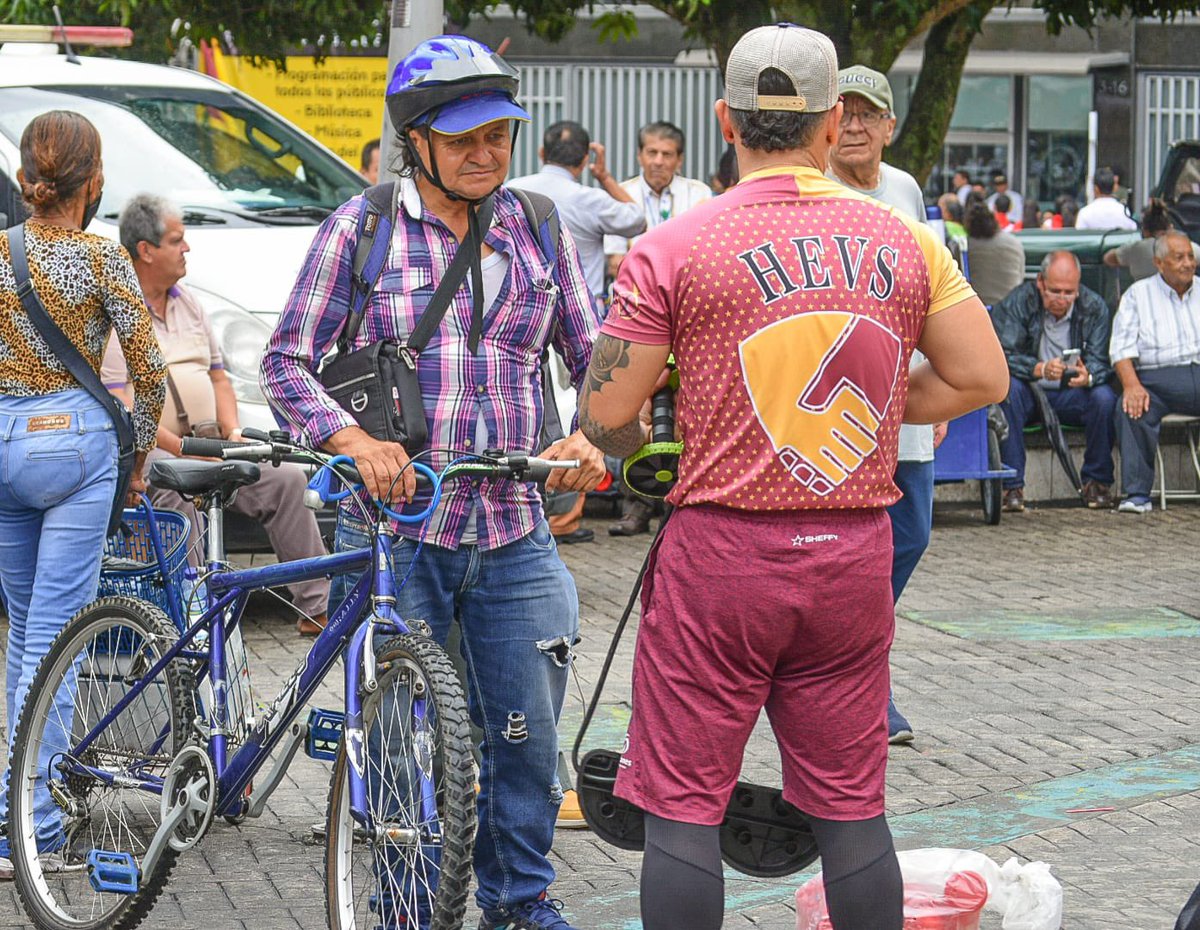 IndeportesTol's tweet photo. Hoy en el #DiaMundialAF nos tomamos las calles de #Ibagué con nuestro programa de Hábitos y Estilos de Vida Saludables para recordarle a los ciudadanos la importancia de #SerActivos. 🏃🍏
@MinDeporteCol
@pahowho
@OPSOMS_Col
@infopresidencia
@ISPAH_Espanol
@ISCA_tweet https://t.co/mqagYxA2g2