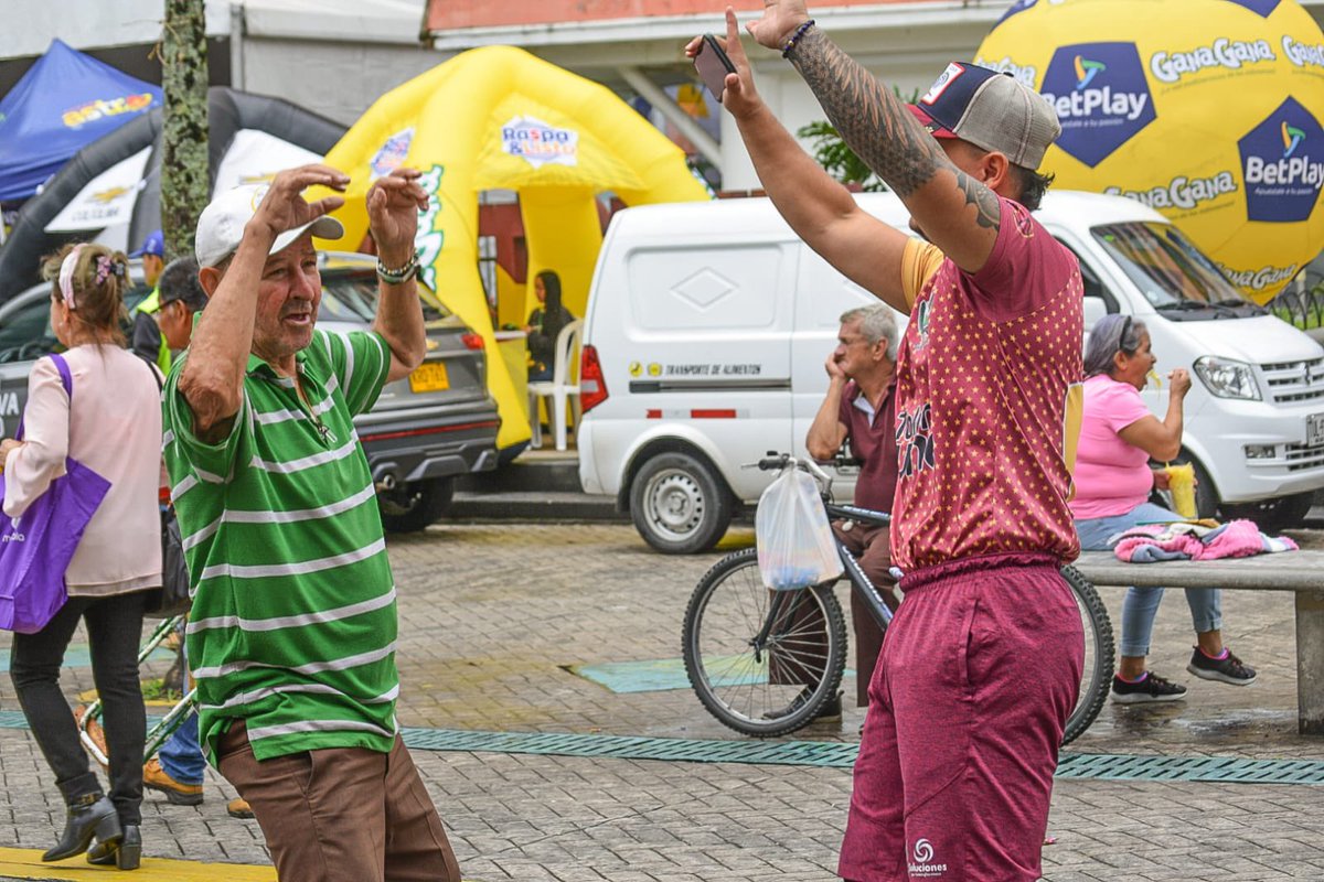 IndeportesTol's tweet photo. Hoy en el #DiaMundialAF nos tomamos las calles de #Ibagué con nuestro programa de Hábitos y Estilos de Vida Saludables para recordarle a los ciudadanos la importancia de #SerActivos. 🏃🍏
@MinDeporteCol
@pahowho
@OPSOMS_Col
@infopresidencia
@ISPAH_Espanol
@ISCA_tweet https://t.co/mqagYxA2g2