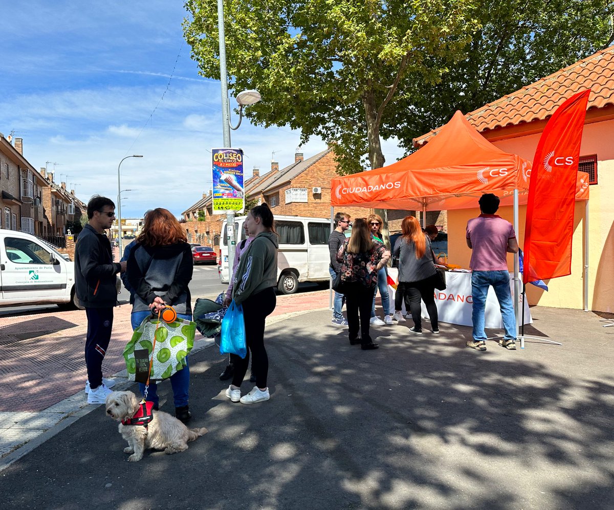 CsParla's tweet photo. 🟠 Esta mañana hemos estado en el mercadillo de #Parla escuchando a nuestros vecinos y explicando nuestro plan de ciudad para #Parla. https://t.co/kFH6mEqpKu