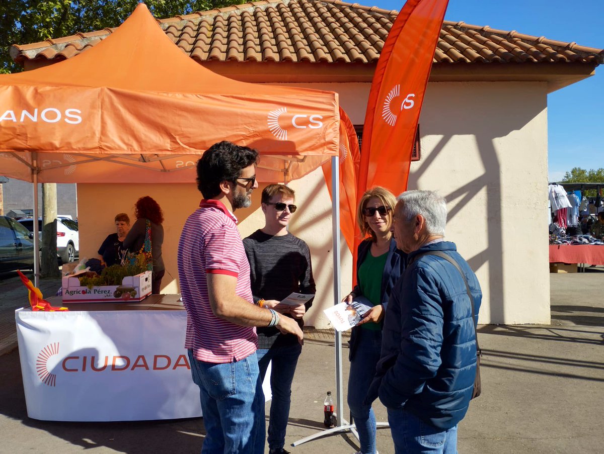 CsParla's tweet photo. 🟠 Esta mañana hemos estado en el mercadillo de #Parla escuchando a nuestros vecinos y explicando nuestro plan de ciudad para #Parla. https://t.co/kFH6mEqpKu