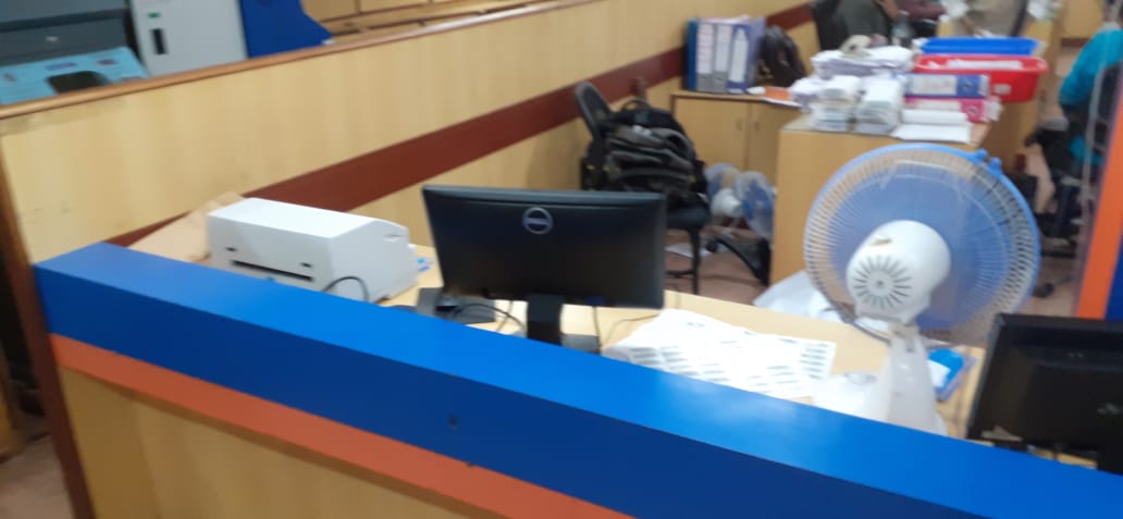 devendrashah62's tweet photo. No staff for printing of pass book @BankofIndia_IN #CPTANK BRANCH. FULL ON LOUD VOICE WITH CUSTOMER.  @RBI please take action or cancel licenses of bank of India cp tank branch. Very poor service provide by bank and no branch manager working. #closedbank https://t.co/nyAjdfo0T6