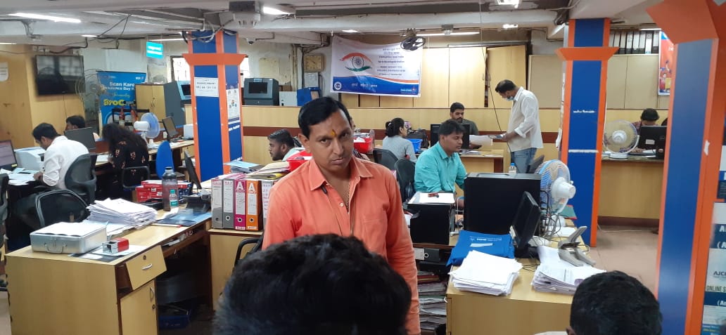 devendrashah62's tweet photo. No staff for printing of pass book @BankofIndia_IN #CPTANK BRANCH. FULL ON LOUD VOICE WITH CUSTOMER.  @RBI please take action or cancel licenses of bank of India cp tank branch. Very poor service provide by bank and no branch manager working. #closedbank https://t.co/nyAjdfo0T6