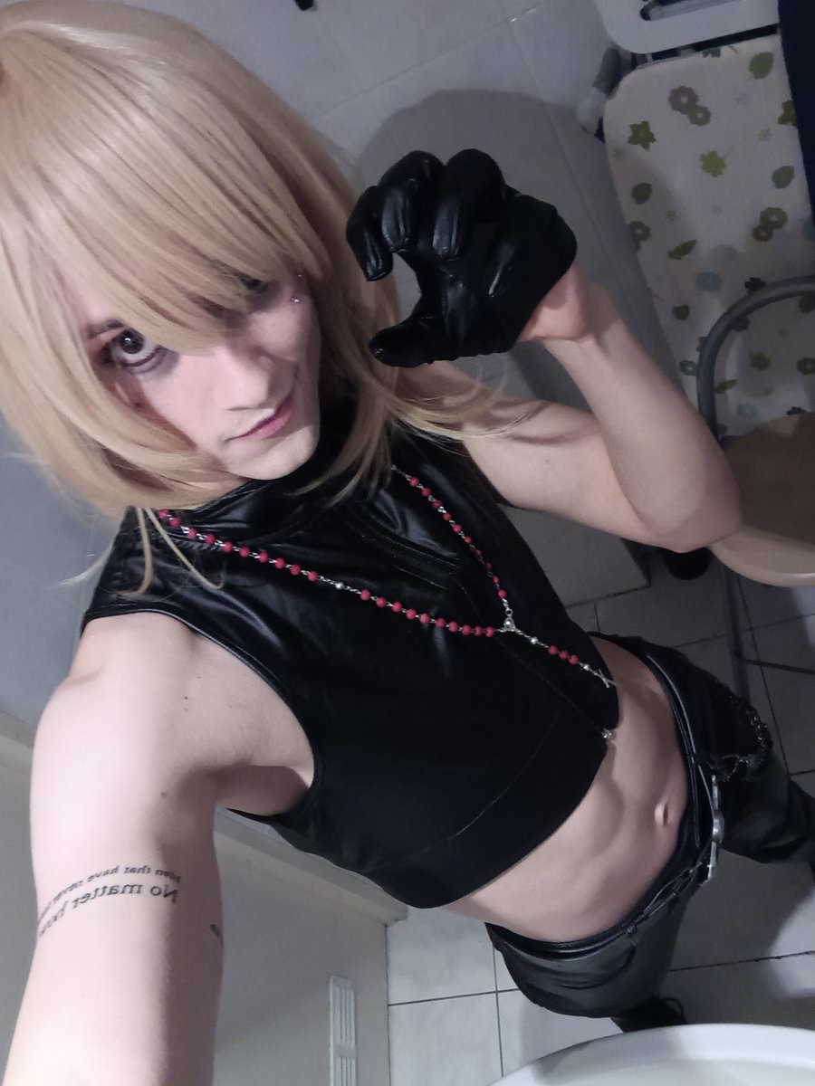 PrinceIsolation's tweet photo. Qrt with a character and how u cosplayed them 🍎 https://t.co/d637M1LC4V