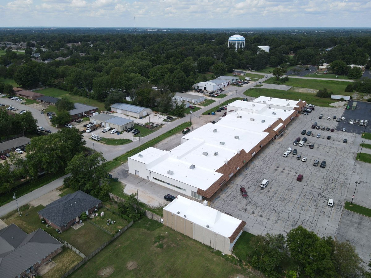TheSPFA's tweet photo. Here is an aerial image of our National Industry Excellence Awards Runner Up for Roof SPF Over 40,000 Square Feet – @DraperConstRoof’s Southgate Shopping Center! #SprayFoam2023 #RoofingAward https://t.co/HkFjM5b0nI