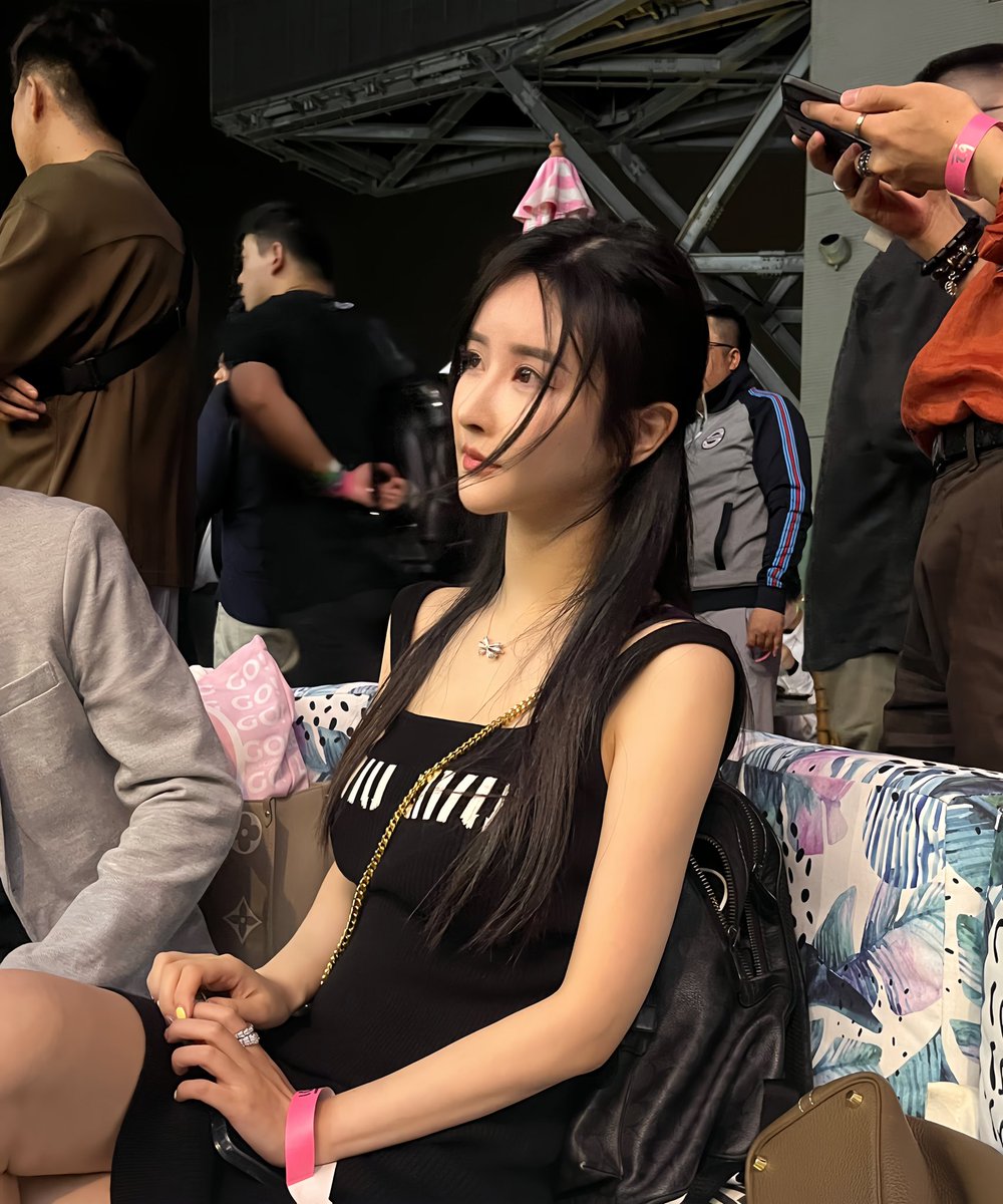 connectfarm1's tweet photo. 感谢今晚所有参加我们活动的朋友和兄弟机构的伙伴们，因为现场火爆情况超出预期，所以部份拿到邀请函的朋友无法入场，对于邀请函超发的情况我已经用我的左手扇了右手两巴掌，为表歉意，16号深圳洋白红啤黄五中全会开启来，有兴趣参与可联系我们的合伙人，另感谢客串主持人 @Yaffabb https://t.co/vynA7Hu1gT