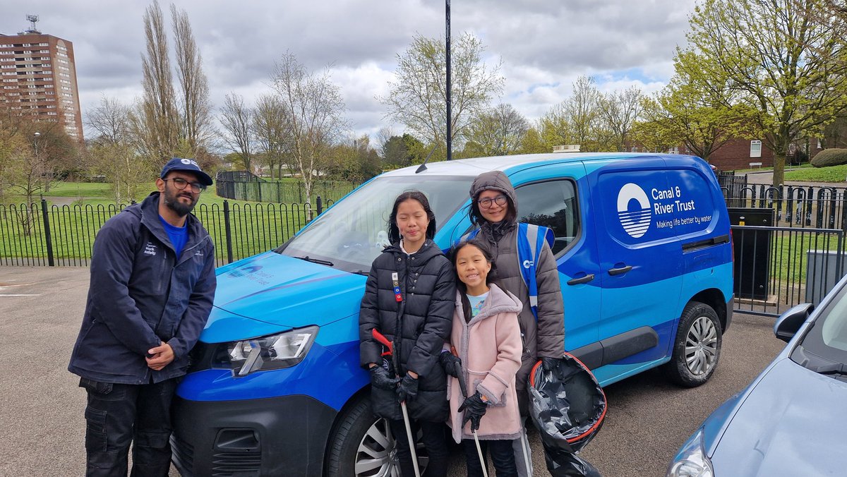 run_taz's tweet photo. A family litterpick & wellbeing walk at Aston Locks.
One of the #LetsActivities that you can do with @CRTWestMidlands
Do your bit by signing up
https://t.co/Tv4DIPoL20
@NechellsPOD
@CanalRiverTrust
#letspick
#letswalk
#plasticschallenge
#lifesbetterbywater
#universitylocks https://t.co/hwsRmUvJ3J