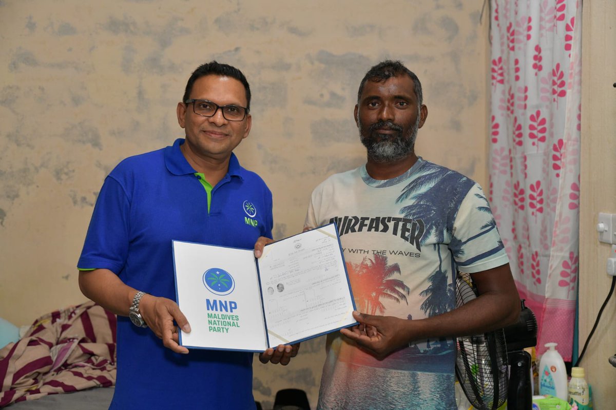 MNP_Secretariat's tweet photo. ކ.ގުޅިން އެމްއެންޕީއަށް ސޮއިކުރި ފަރާތްތަކުގެ ފޯމުތައް، ޕާޓީގެ ރައީސް މުހައްމަދު ނާޒިމްއަށް ހަވާލު ކުރުމަށް މިރޭ ކ.ގުޅީގައި ބޭއްވި ބައްދަލުވުމުގެ ތެރެއިން
#FudhuntheriDhaairaaAkah #Guraidhoo #Maafushi #Gulhi #Areef https://t.co/0aFHXjvrLm