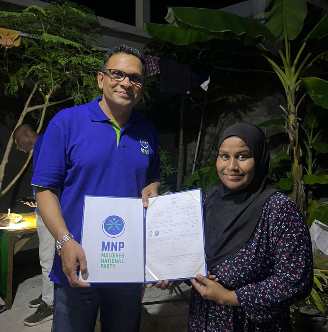 MNP_Secretariat's tweet photo. ކ.ގުޅިން އެމްއެންޕީއަށް ސޮއިކުރި ފަރާތްތަކުގެ ފޯމުތައް، ޕާޓީގެ ރައީސް މުހައްމަދު ނާޒިމްއަށް ހަވާލު ކުރުމަށް މިރޭ ކ.ގުޅީގައި ބޭއްވި ބައްދަލުވުމުގެ ތެރެއިން
#FudhuntheriDhaairaaAkah #Guraidhoo #Maafushi #Gulhi #Areef https://t.co/0aFHXjvrLm