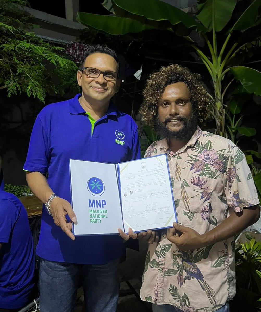 MNP_Secretariat's tweet photo. ކ.ގުޅިން އެމްއެންޕީއަށް ސޮއިކުރި ފަރާތްތަކުގެ ފޯމުތައް، ޕާޓީގެ ރައީސް މުހައްމަދު ނާޒިމްއަށް ހަވާލު ކުރުމަށް މިރޭ ކ.ގުޅީގައި ބޭއްވި ބައްދަލުވުމުގެ ތެރެއިން
#FudhuntheriDhaairaaAkah #Guraidhoo #Maafushi #Gulhi #Areef https://t.co/0aFHXjvrLm