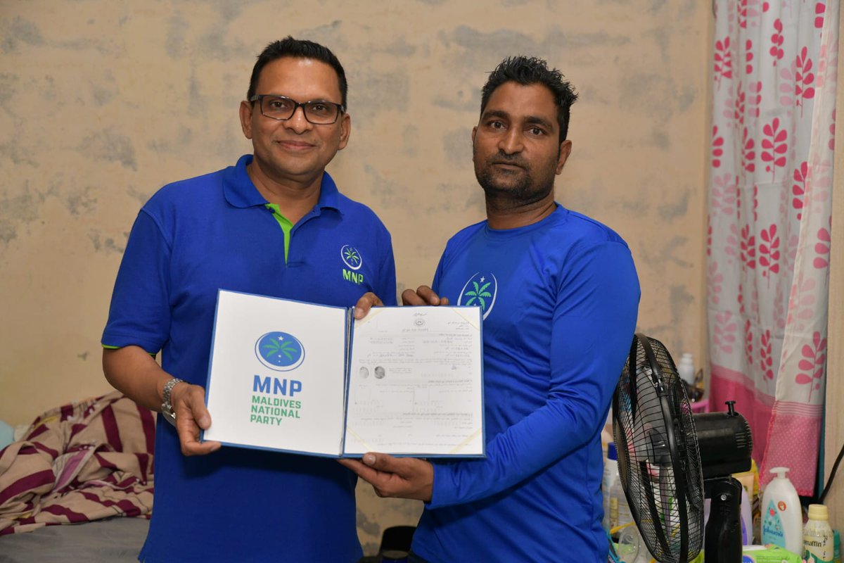 MNP_Secretariat's tweet photo. ކ.ގުޅިން އެމްއެންޕީއަށް ސޮއިކުރި ފަރާތްތަކުގެ ފޯމުތައް، ޕާޓީގެ ރައީސް މުހައްމަދު ނާޒިމްއަށް ހަވާލު ކުރުމަށް މިރޭ ކ.ގުޅީގައި ބޭއްވި ބައްދަލުވުމުގެ ތެރެއިން
#FudhuntheriDhaairaaAkah #Guraidhoo #Maafushi #Gulhi #Areef https://t.co/0aFHXjvrLm
