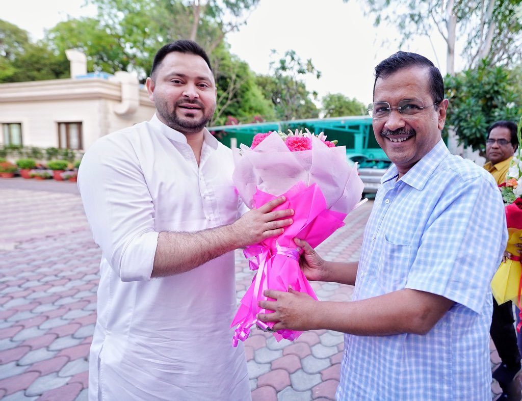 anuranjanj's tweet photo. देश के दो सबसे 'काबिल' और 'पढ़े लिखे' नेता... https://t.co/uPkrLOv8JH