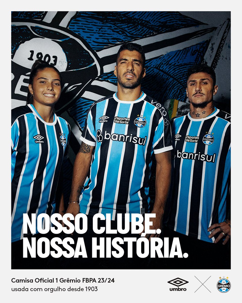 Gremio's tweet photo. CHEGOU O NOVO MANTO TRICOLOR! 🤩🇪🇪 Em comemoração aos 120 anos do Grêmio, a Umbro lança a camisa oficial da temporada 2023. A peça enaltece a data histórica e resgata o primeiro escudo do Imortal em etiquetas especiais. 
Disponível em: https://t.co/HGXAX7DVjB https://t.co/kk0wJgK1PV