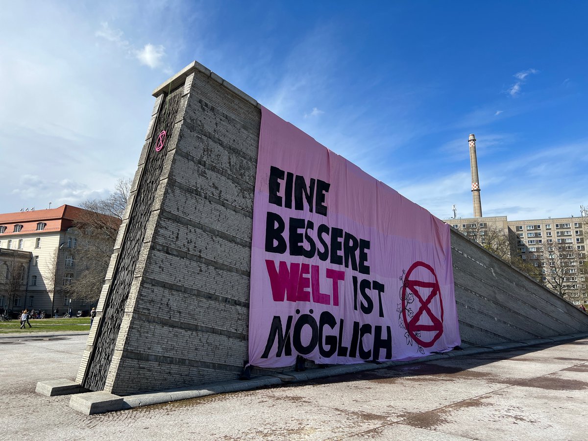 XRBerlin's tweet photo. @bzberlin Das Camp sieht wunderbar aus & die großartigen Leute sind bereits fleißig am schnippeln & regenerative Kultur leben.
#VielfaltLeben #VielfaltLieben
Kommt beim Invalidenpark in Berlin vorbei!
Wir sind noch bis zum 18.04. da & haben sehr viel im Programm.
https://t.co/MV2vhmXK4W https://t.co/L0skJthVP5