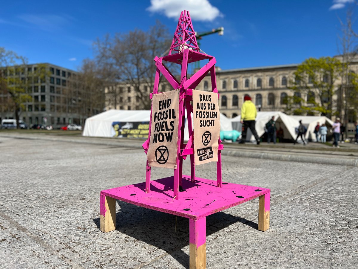 XRBerlin's tweet photo. @bzberlin Das Camp sieht wunderbar aus & die großartigen Leute sind bereits fleißig am schnippeln & regenerative Kultur leben.
#VielfaltLeben #VielfaltLieben
Kommt beim Invalidenpark in Berlin vorbei!
Wir sind noch bis zum 18.04. da & haben sehr viel im Programm.
https://t.co/MV2vhmXK4W https://t.co/L0skJthVP5
