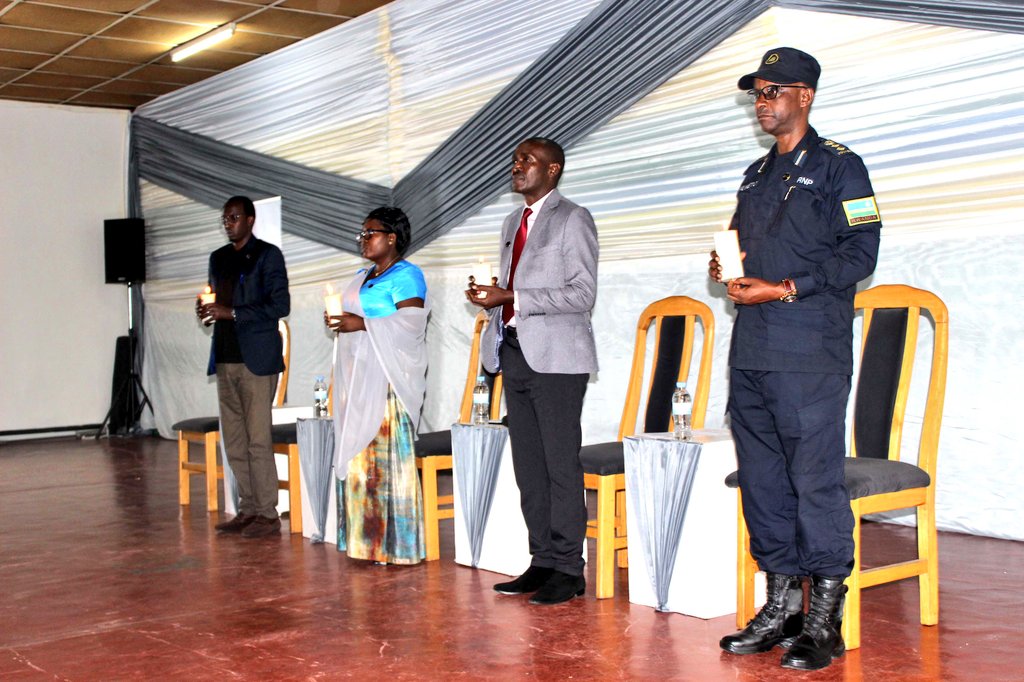 Muri uyu muhango, Guverineri wa <a href="/RwandaNorth/">Northern Province/ Rwanda</a> Madamu <a href="/NyirarugeroD/">Nyirarugero Dancille</a> yayoboye igikorwa cyo kwenyegeza urumuri rw'Icyizere arikumwe na Mayor Bwana  <a href="/ramuli_janvier/">JanvierRamuli</a>, Perezida wa Ibuka  Bwana  <a href="/Rusisiro2016/">Rusisiro Feston</a> n'Umukuru wa POLICE mu Ntara y'Amajyaruguru  CSP <a href="/francmuheto/">Francis Muheto</a>.