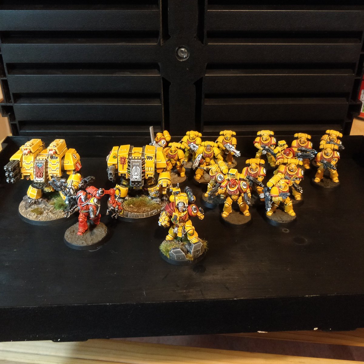 Here's a group shot of my current Imperial Fist force, some still need the bases finishing and my first 'test' group are also included at the back as it would be a shame for them to be left out! 😊

#WarhammerCommunity