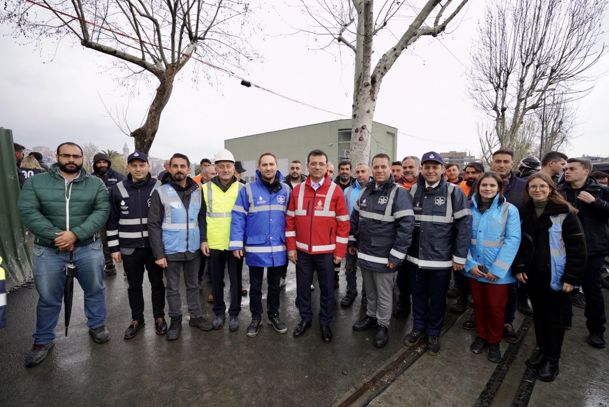 ekrem_imamoglu's tweet photo. Haliç Tramvayı’nın Eminönü’ne kavuşmasına az kaldı. 

Köprü kavşağı geçişi bitti, zemin güçlendirme bitti, altyapı bitti, raylar döşeniyor, meydan çalışması başladı. Bugün şantiye alanını ziyaret edip çalışma arkadaşlarımdan bilgi aldım. Hepsinin emeğine sağlık. https://t.co/H87LDSebMd