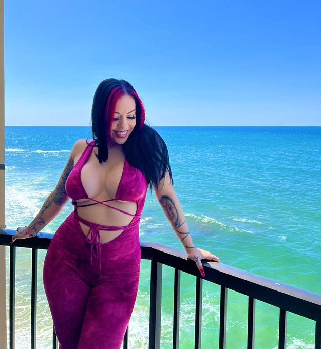 Find me by the beach 🏝️🌊🍹 https://t.co/9De2m8LWbW