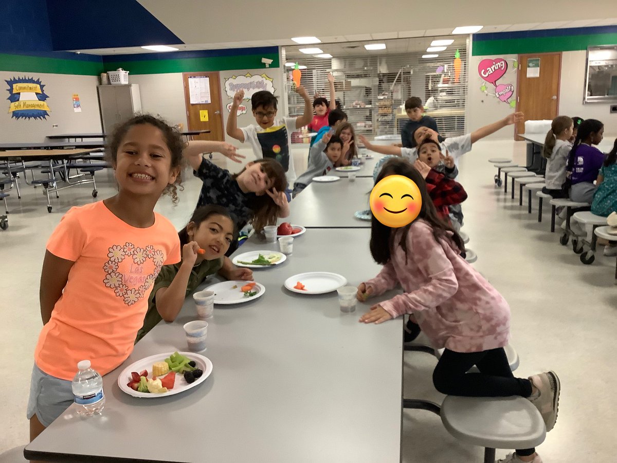 Everybody loves fruits and veggies @DCEtrailblazers 2nd Grade Plant Feast. <a href="/2ndDualDCE/">Yolanda Velazquez Martinez</a>  <a href="/MrsDayDCE/">Lamar Day</a>  What’s your favorite?🥦🌽🥕🥬🍒🥑🍌