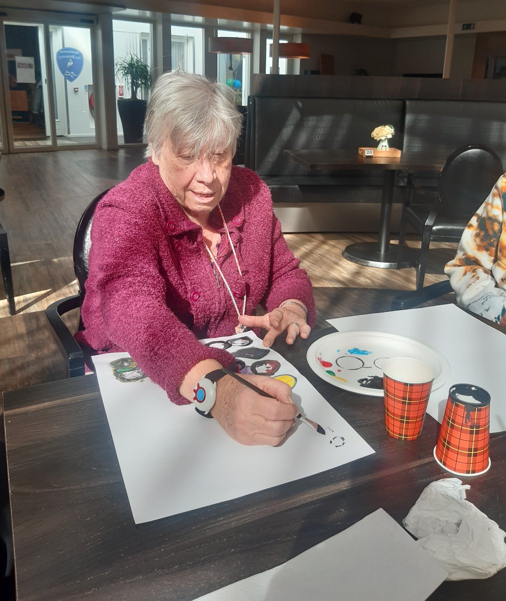 Wat een fijne creamiddag in de zonnestralen. Stempelen met bekers en inkleuren met verf stond er op het programma. 

#stichtingeykenburg #ouderenzorg #zorg #creativiteit #zorgsector #denhaag