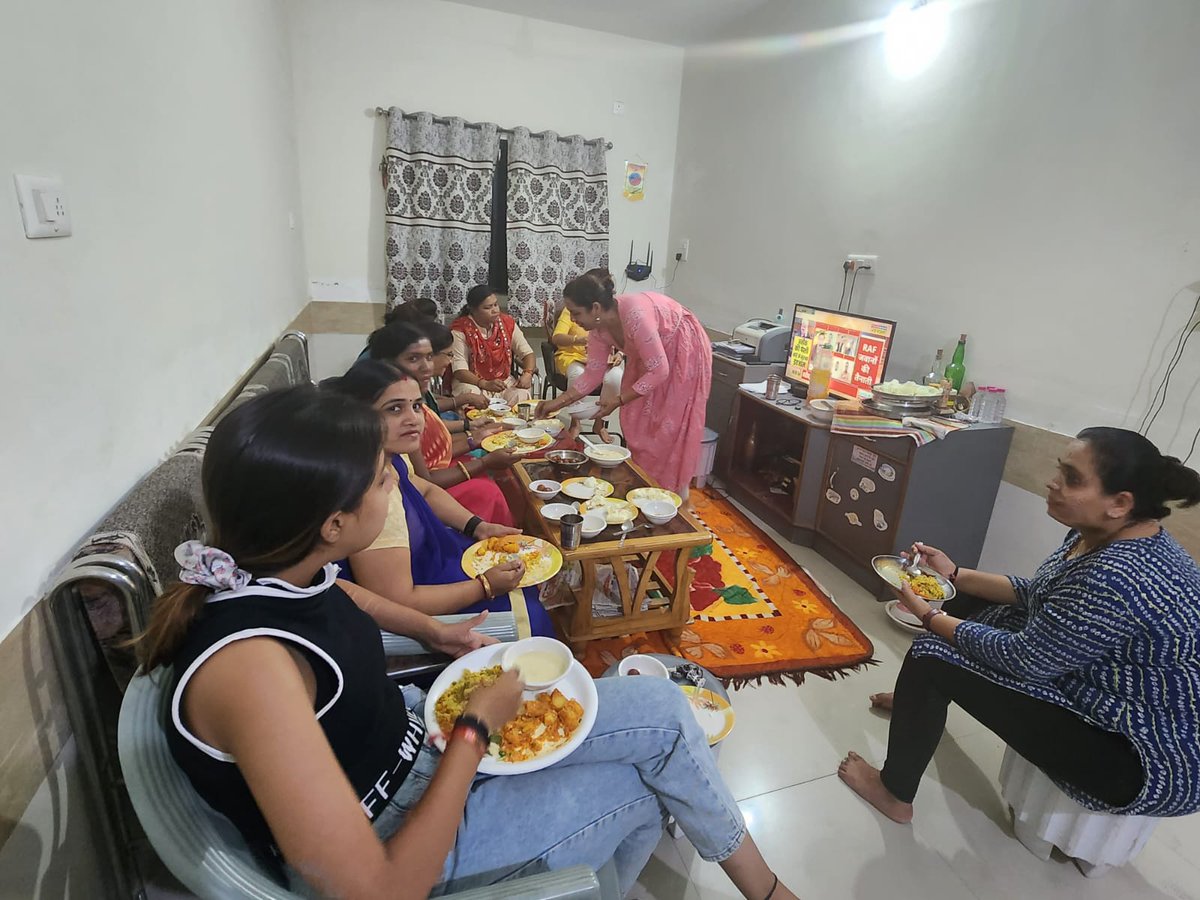 DiuDnh's tweet photo. #न्याय_सप्ताह के अंतर्गत सामाजिक समरस्ता कार्यक्रम के तहत #महिलामोर्चा प्रदेश उपाध्यक्ष गायत्री बेन ठक्कर ने अपने घर पर महिलामोर्चा पदाधिकारी एवं अनुसूचित जाति की महिलाओं को आमंत्रित करके उन्हें भोजन करवाया।
#samrastann
@JPNadda @blsanthosh @VanathiBJP @BJPVinodSonkar https://t.co/fs5xxGLulq