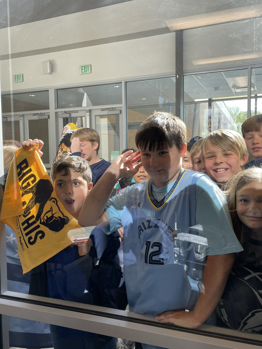 mrskdees's tweet photo. Go Grizzlies! #bigmemphis @memgrizz @WeAreRiverdale @gmsdk12 https://t.co/aodEAkwkr7