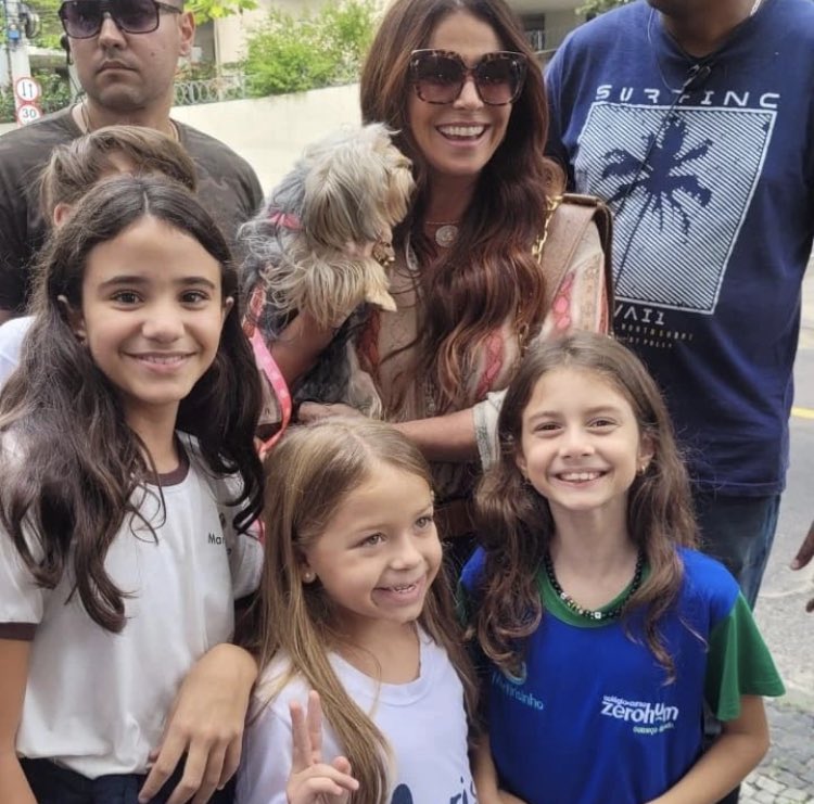 dailysteloisa's tweet photo. 📸 Fofura! Giovanna Antonelli atendendo admiradores em externa de #Travessia https://t.co/J9JPxk9Xqo
