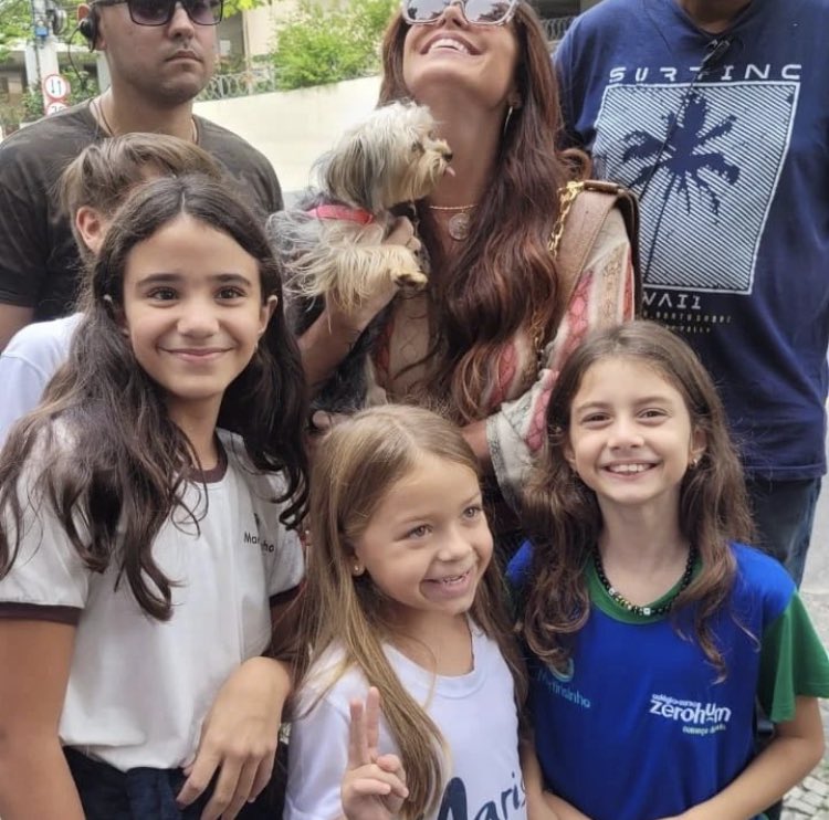 dailysteloisa's tweet photo. 📸 Fofura! Giovanna Antonelli atendendo admiradores em externa de #Travessia https://t.co/J9JPxk9Xqo