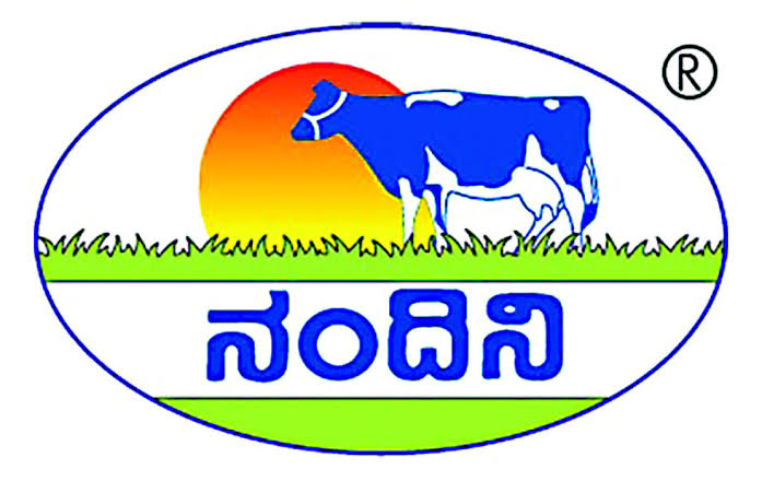 A_V_Speaks's tweet photo. ನಂದಿನಿ ಬೂತ್ ಗೆ ಹೋಗಿ ಮಜ್ಜಿಗೆ ಕೊಡಿ ಅಂದೆ ಇಲ್ಲ ಅಂದ್ರು,ಬಾದಾಮಿ ಹಾಲು ಇಲ್ಲ,ಕೊನೆಗೆ ಮೊಸರು ಕೂಡಾ ಇಲ್ಲ!
"ಏನ್ ಮಾಡೋದು sir,Supply ಬರ್ತಾನೆ ಇಲ್ಲ" ಅಂತ ಅಸಹಾಯಕತೆಯಿಂದ ಹೇಳಿದ್ರು.

ಎರಡ್ಮೂರು ಬೂತ್ ನಲ್ಲಿ ಇದೆ ಪರಿಸ್ಥಿತಿ.ವ್ಯವಸ್ಥಿತವಾಗಿ @kmfnandinimilk ನ ಮುಳುಗಿಸುವ ಎಲ್ಲ ಕಾರ್ಯ ನಡೀತಿದೆ😓
#SaveNandini 
#boycottamul https://t.co/1G2QOsfugC