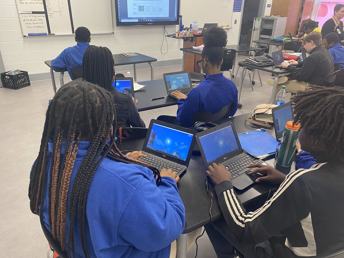 EdTechKelli's tweet photo. Ms. Bolt’s 8th grade students used Minecraft to demonstrate their understanding of the 4 states of matter! Engagement &amp; student collaboration at its finest! @Miller_Magnet @BibbSchools @PlayCraftLearn #built4bibb #edtech https://t.co/mTuSI6wbPj