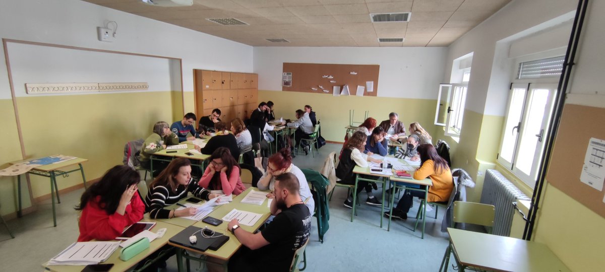 OscarGlezTLG's tweet photo. Por un breve lapso de tiempo he vuelto a formación del profesorado para compartir y experimentar la parte de escritura creativa en mi proyecto de 3° ESO basado en #fallofmagic de @hotdeernicorn, en el marco del PFC de mi centro. Dos horas intensas y muy creativas 🤘🤘 https://t.co/1ain2QIqP4