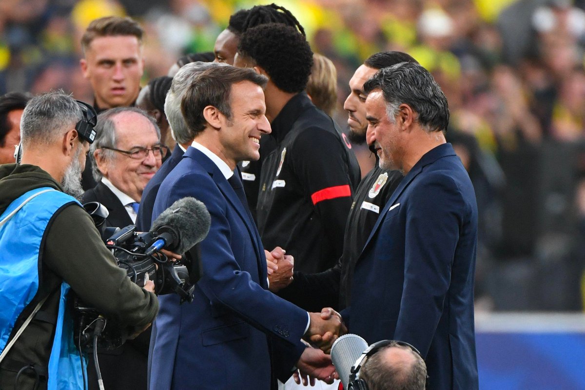 lnstantFoot's tweet photo. De nombreux salariés au club étaient assez surpris de voir Christophe Galtier adresser des mots élogieux à Emmanuel Macron au Stade de France, en effet l'entraîneur "penchait d’un autre côté tout au long de la semaine du premier tour présidentiel." (@Nice_Matin) https://t.co/OR8LuluqAc