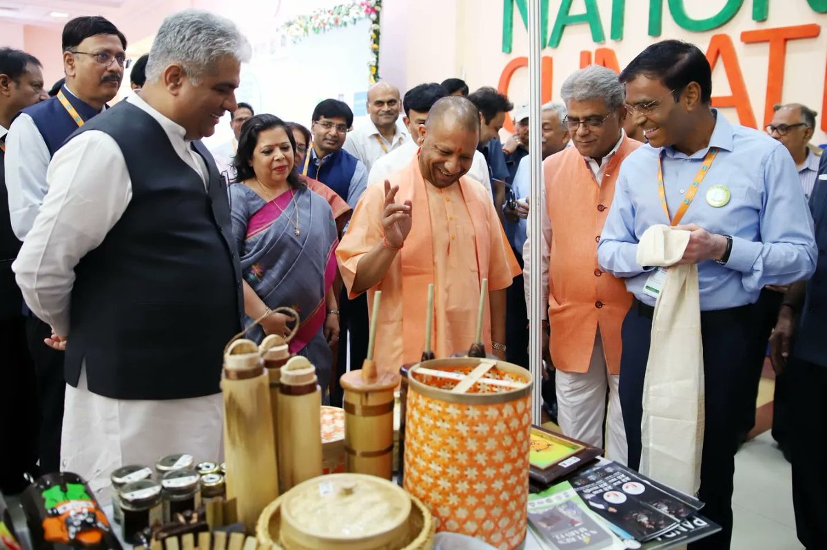 DoEFUP's tweet photo. उत्तर प्रदेश के मुख्यमंत्री श्री @myogiadityanath जी ने 'नेशनल क्लाइमेट कॉन्क्लेव 2023' में लगी प्रदर्शनी का अवलोकन किया व यहां प्रदर्शित पर्यावरण अनुकूल उत्पादों की सराहना की।
#NCC2023
#LocalClimateAction
#ClimateSmartUP
@UPGovt
@giz_india https://t.co/MEmsCnDyxr