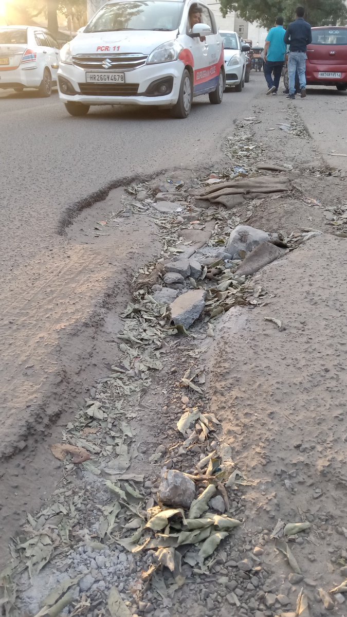 Bhawani4Gurgaon's tweet photo. आदरणीय मुख्यमंत्री सर, भरोसा है आप में क्षमता है की आप हमे कम से कम एक साफ सुथरा सड़क दे सकते हैं, क्यों की न ही @MunCorpGurugram को, न ही @OfficialGMDA का ये गढ़े और लोगों की परेशानियां दिखती हैं। उनका समय AC दफ्तर में बीतता है। @cmohry @mlkhattar @rakeshdaultabad @BJP4Haryana https://t.co/NYl1fTFMMD
