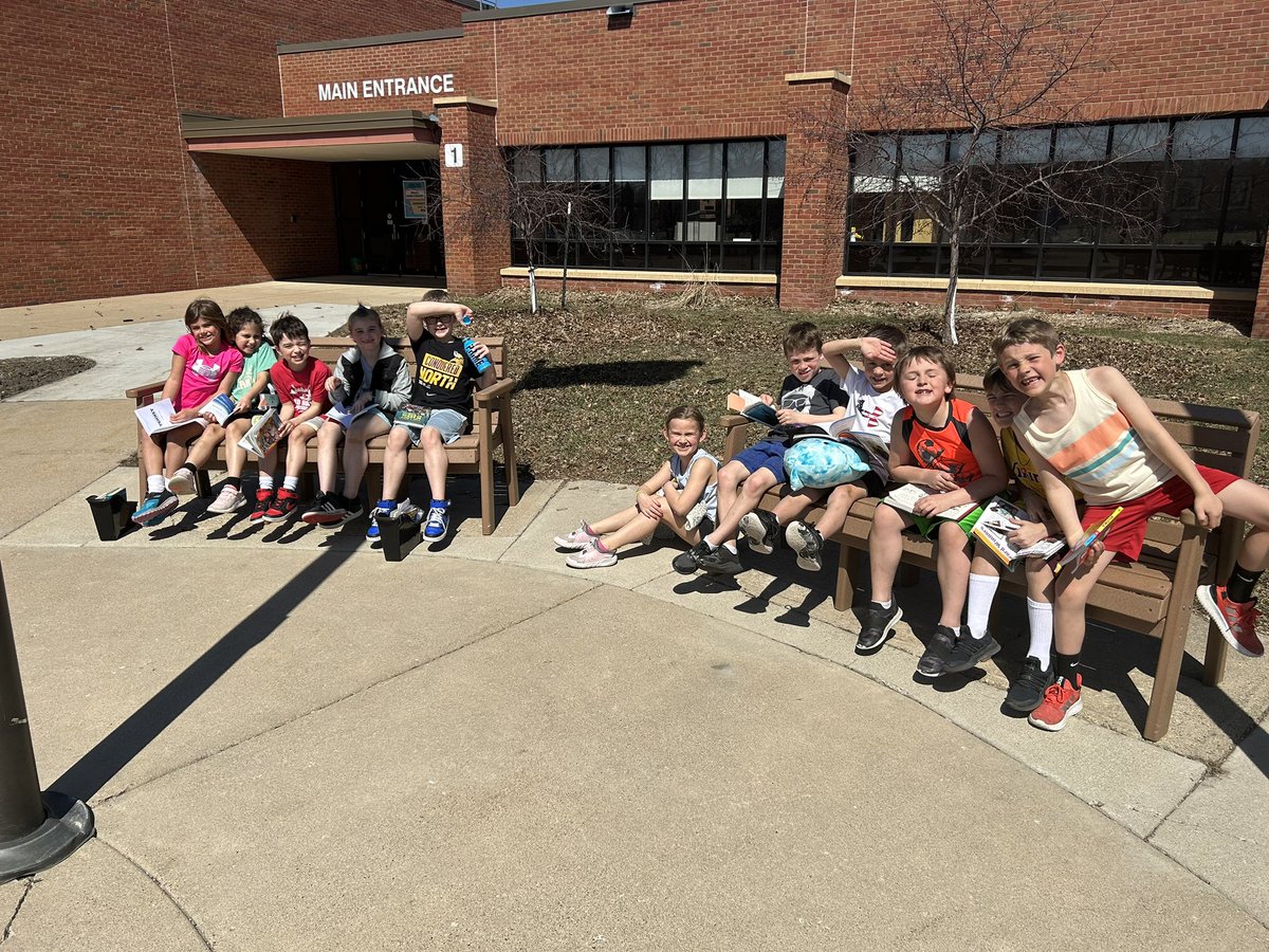 Read to self in the sunshine! ☀️📚