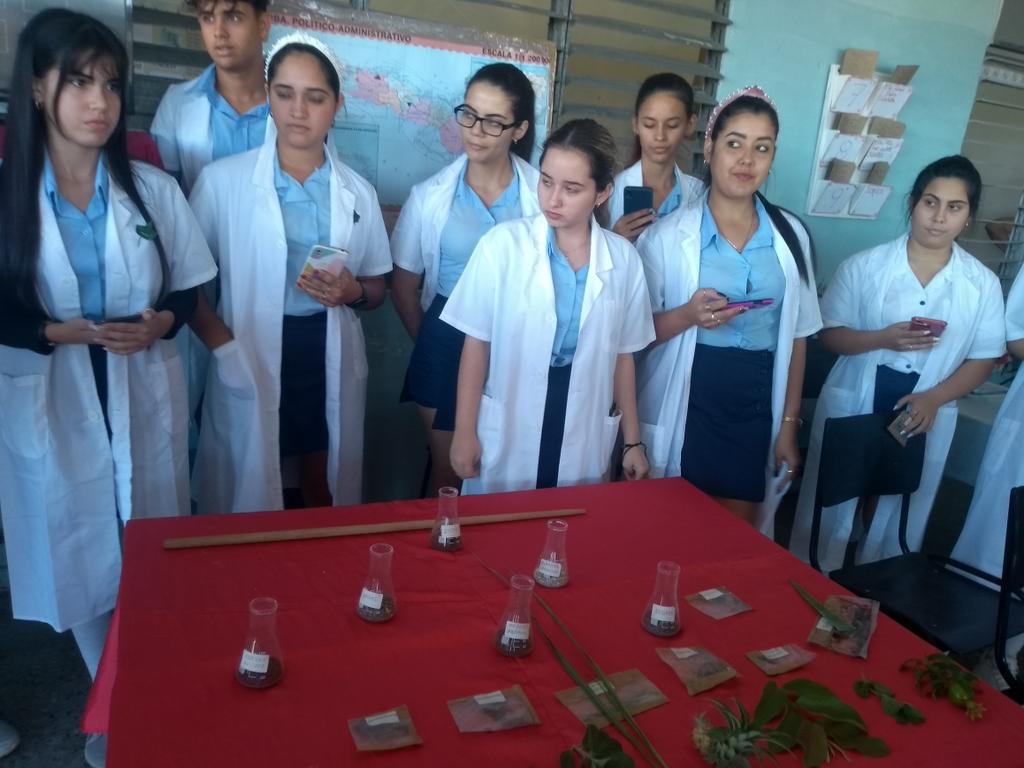 Generaciones de jóvenes defendiendo la soberanía alimentaria y la medicina tradicional <a href="/Eugeniocubano/">Eugenio González Pérez</a>  <a href="/yarobyalvarez/">Director Provincial Educación Artemisa</a>  <a href="/Oytsa1/">Oytsa Longa</a> <a href="/BhondaArtemisa/">@Educacion.BHonda.Artemisa</a>