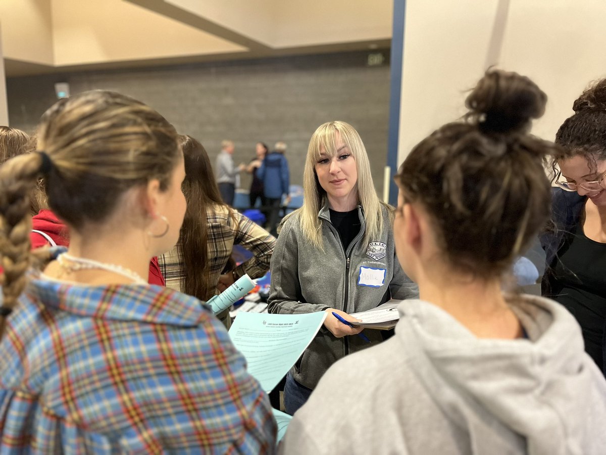 LOPolice's tweet photo. Our #LOCOM staff participated in a job fair at @lakeridgepacers last night, talking with students about what it takes to be a dispatcher. Are you interested in an exciting career serving the community? Check out our current openings: (https://t.co/Jjjhj2rEJI). #JoinOurTeam https://t.co/FGCSD0DBA6