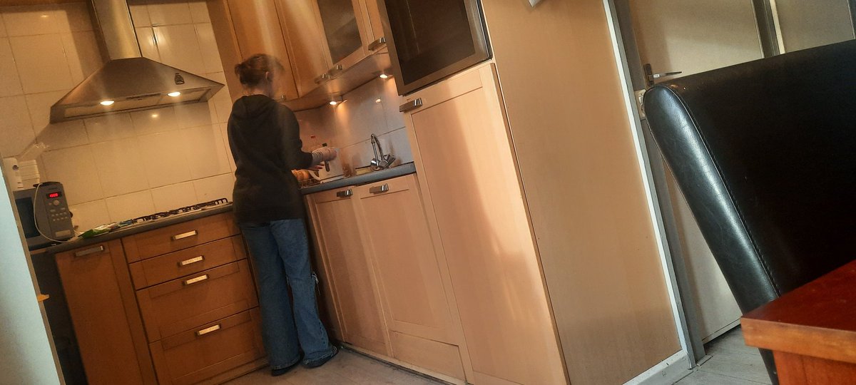 GerlantZ's tweet photo. Heeft iemand rond Zuthem 's avonds nog een koppel koeien te melken ofzo?

Drie dagen thuis en drie dagen de keuken poetsen is om gek bij te worden en net ofdat wij dat nooit doen.

Als dit zo doorgaat verwens ik haar voor zondag nog weer naar Canada.🙈 https://t.co/XaX8bLNFUd
