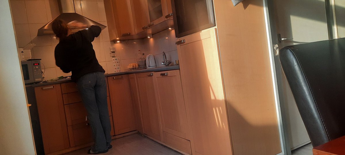 GerlantZ's tweet photo. Heeft iemand rond Zuthem 's avonds nog een koppel koeien te melken ofzo?

Drie dagen thuis en drie dagen de keuken poetsen is om gek bij te worden en net ofdat wij dat nooit doen.

Als dit zo doorgaat verwens ik haar voor zondag nog weer naar Canada.🙈 https://t.co/XaX8bLNFUd