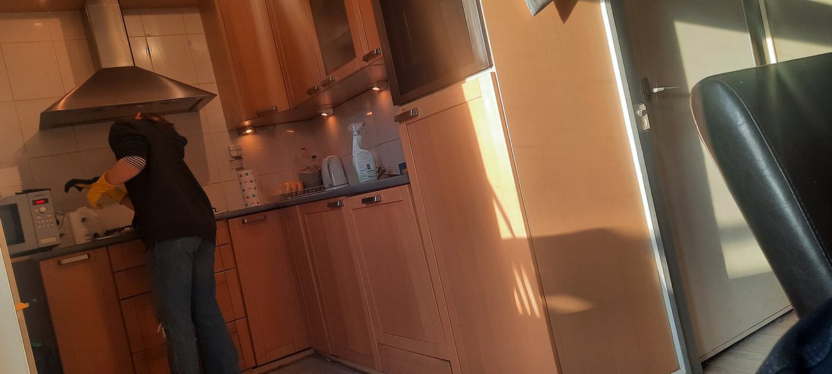 Heeft iemand rond Zuthem 's avonds nog een koppel koeien te melken ofzo?

Drie dagen thuis en drie dagen de keuken poetsen is om gek bij te worden en net ofdat wij dat nooit doen.

Als dit zo doorgaat verwens ik haar voor zondag nog weer naar Canada.🙈
