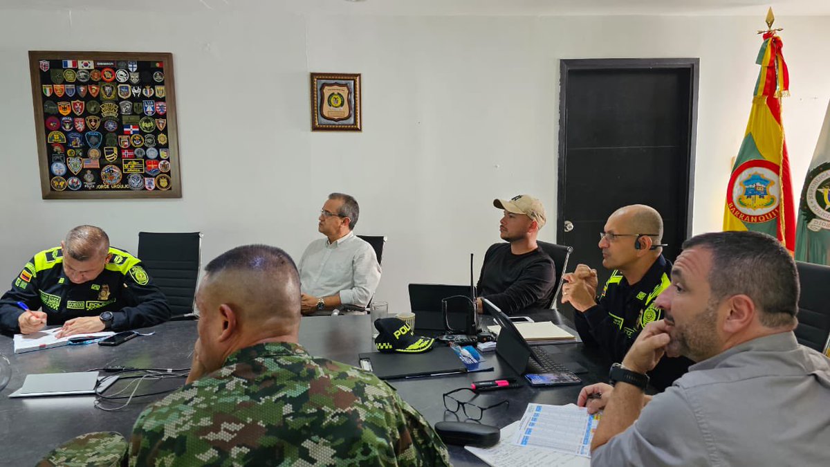 interior_atlant's tweet photo. Junto a la @OfSeguridadBaq, la @PoliciaBquilla y el @Ejercito_Div1 llevamos a cabo reunión de seguimiento al consejo de seguridad permanente instalado el pasado 26 de marzo. Seguimos #TrabajandoJuntos por un #AtlánticoMásSeguro para la Gente 🇦🇹 https://t.co/NeHjDeVIcK