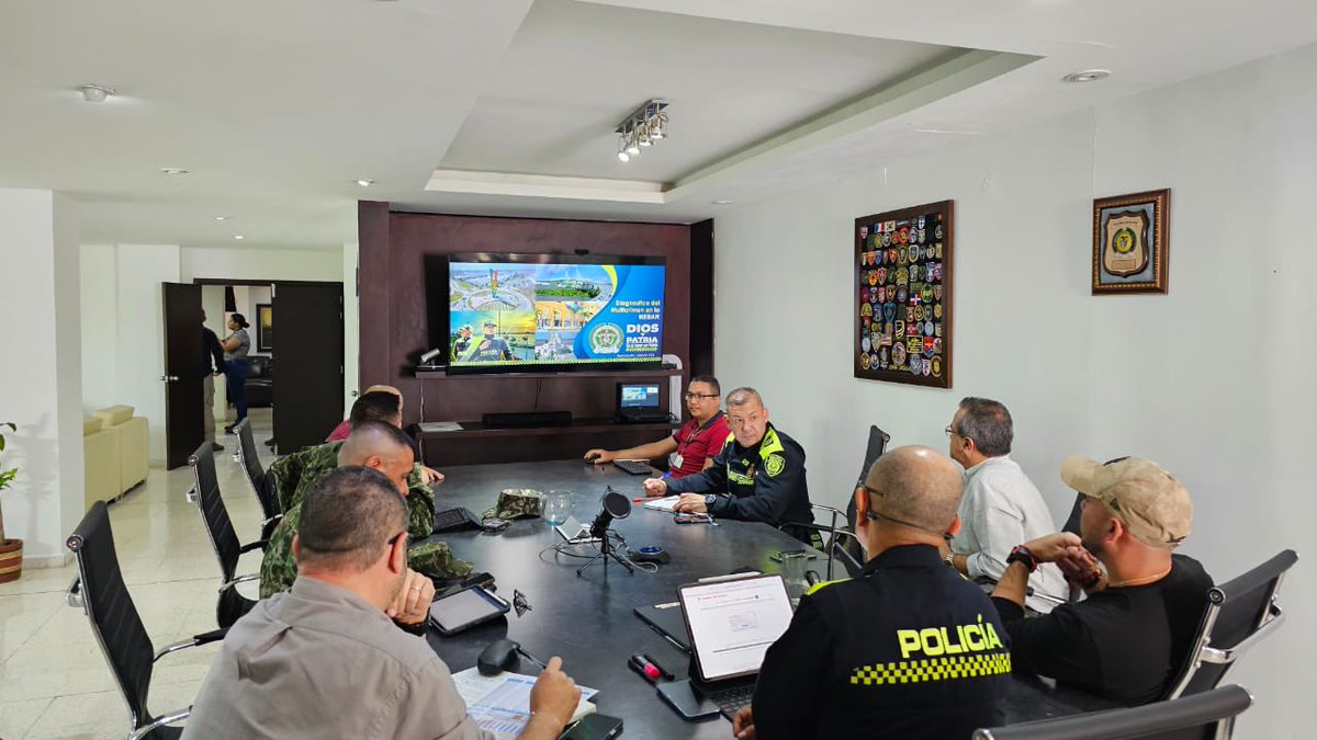 interior_atlant's tweet photo. Junto a la @OfSeguridadBaq, la @PoliciaBquilla y el @Ejercito_Div1 llevamos a cabo reunión de seguimiento al consejo de seguridad permanente instalado el pasado 26 de marzo. Seguimos #TrabajandoJuntos por un #AtlánticoMásSeguro para la Gente 🇦🇹 https://t.co/NeHjDeVIcK