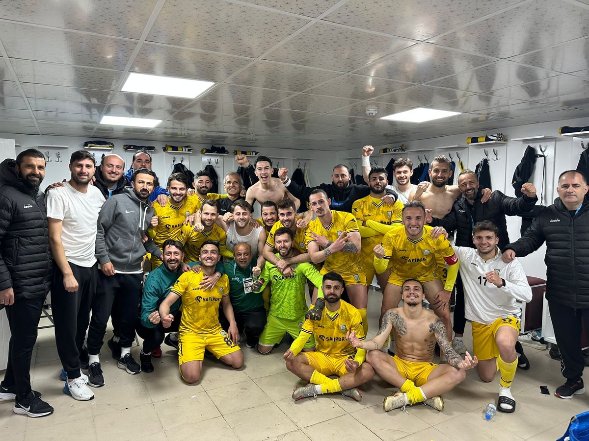 Sizi övmeselerde işinizi yapın,sizi görmeselerde işinizi yapın,belki emeğinizin karşılığı değil ama karekterinizin sahaya yansımasıdır.Dün olduğu gibi bugünde işinizi fazlasıyla yaptınız Tebrikler Çocuklar...