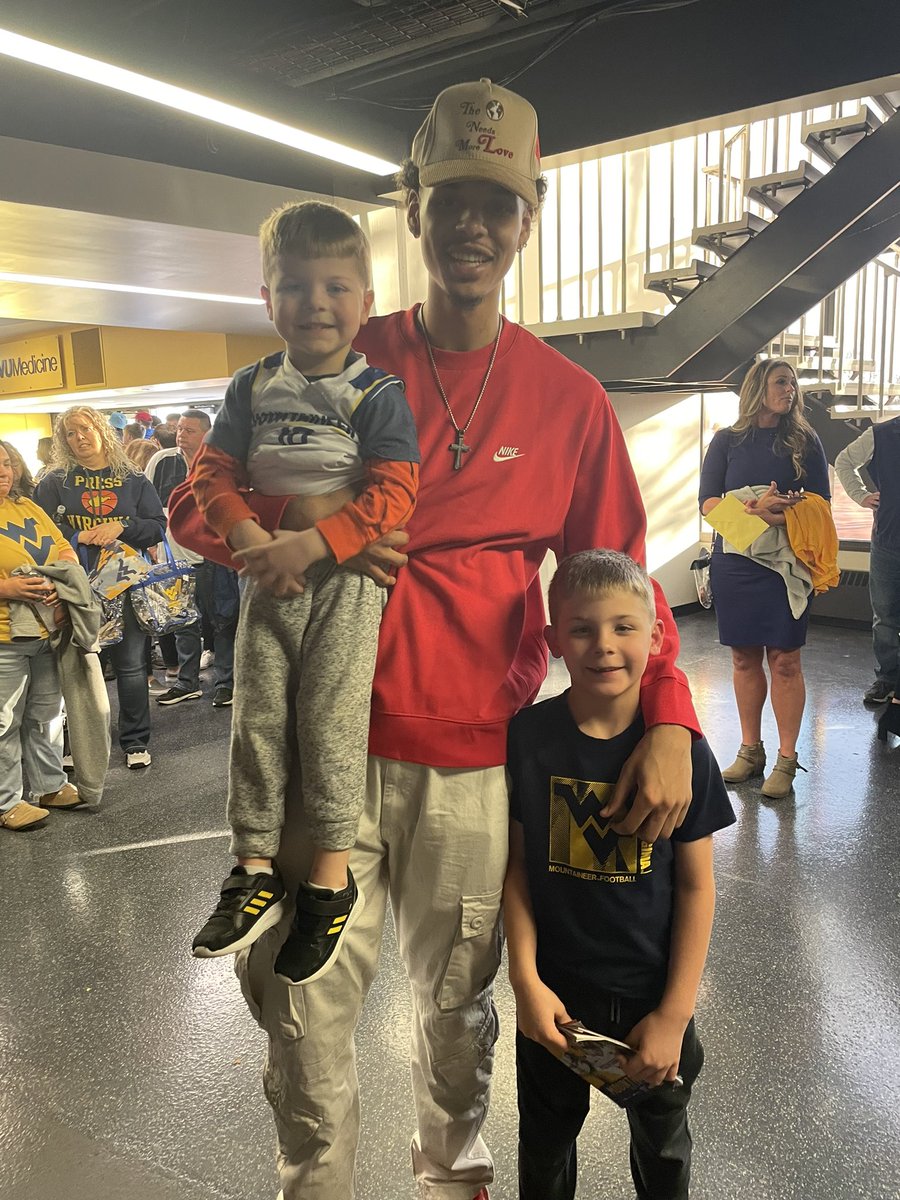 Jbags421's tweet photo. @tre_mitch33 I know 2 boys who are VERY excited about your announcement today!! #letsgo #WVU @WVUhoops https://t.co/MuNujiRtVj