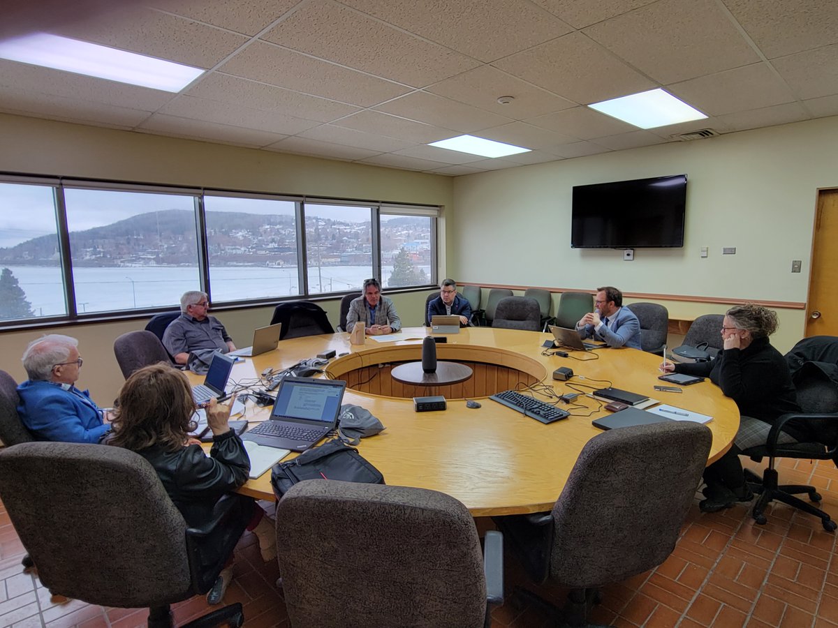 Une première rencontre d'échanges entre les maires et mairesses de la MRC de La Côte-de-Gaspé et monsieur Stéphane Sainte-Croix - député de Gaspé. Plusieurs sujets ont été discutés : logement, pêcheries, éolien, développement régional et programmes de financement.