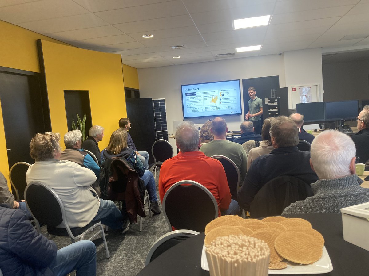 PietZwinkels67's tweet photo. Volle bak informatie avond over zonnepanelen bij #SolarNRG in de winkel aan het Poeldijksepad 5 in Honselersdijk! https://t.co/Nd3N23qqSP